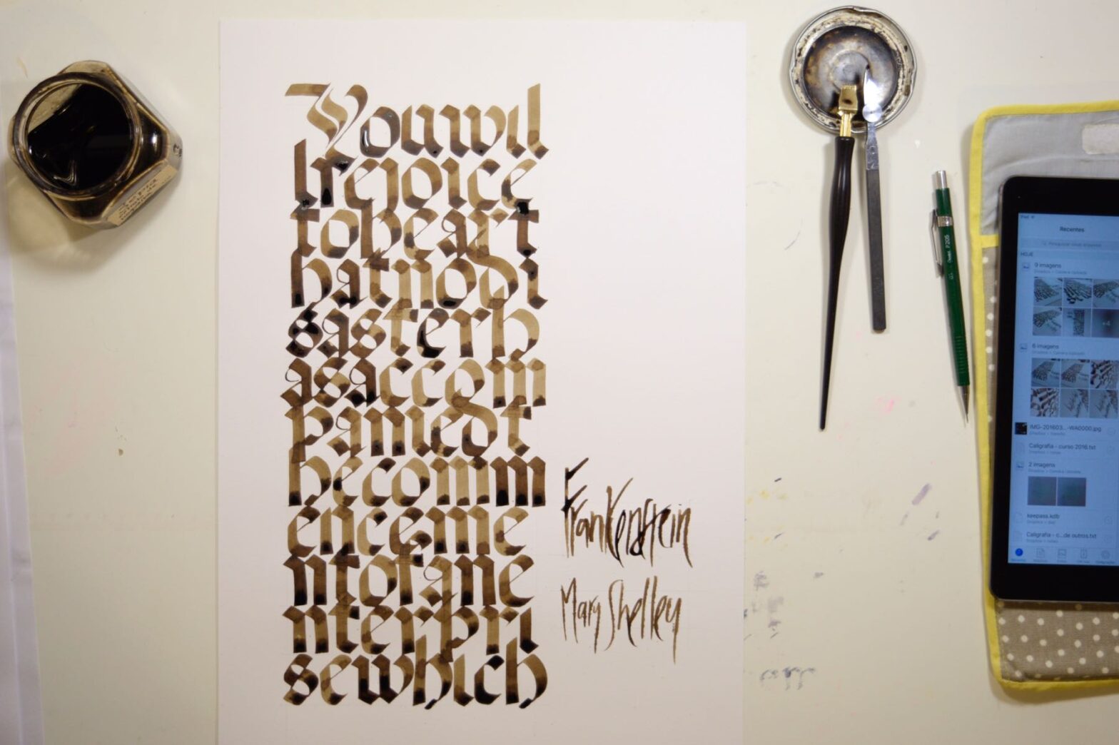 Trabalho de caligrafia em letras góticas fotografado com materiais de caligrafia
