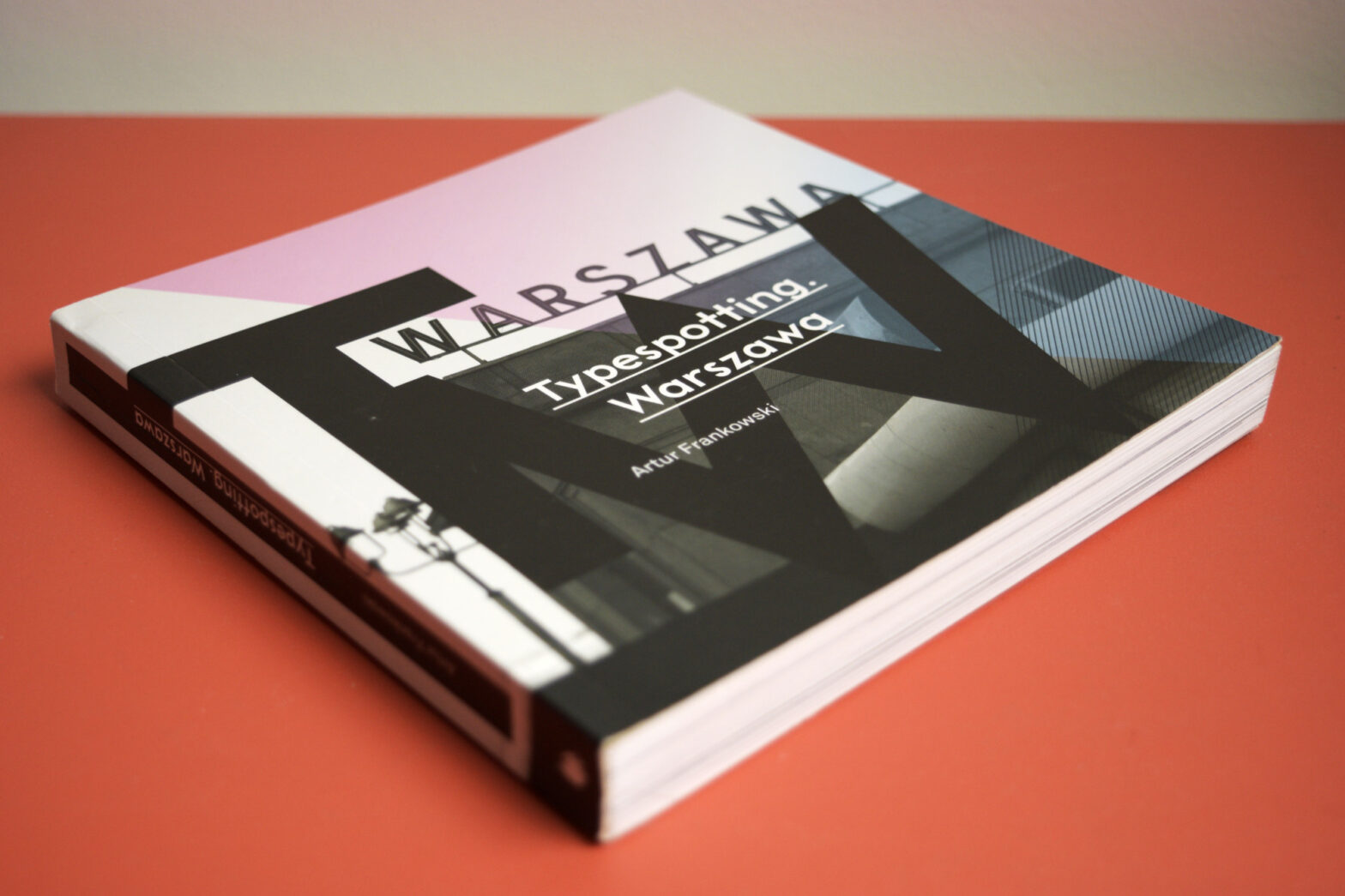 capa do livro “ Typespotting. Warszawa”