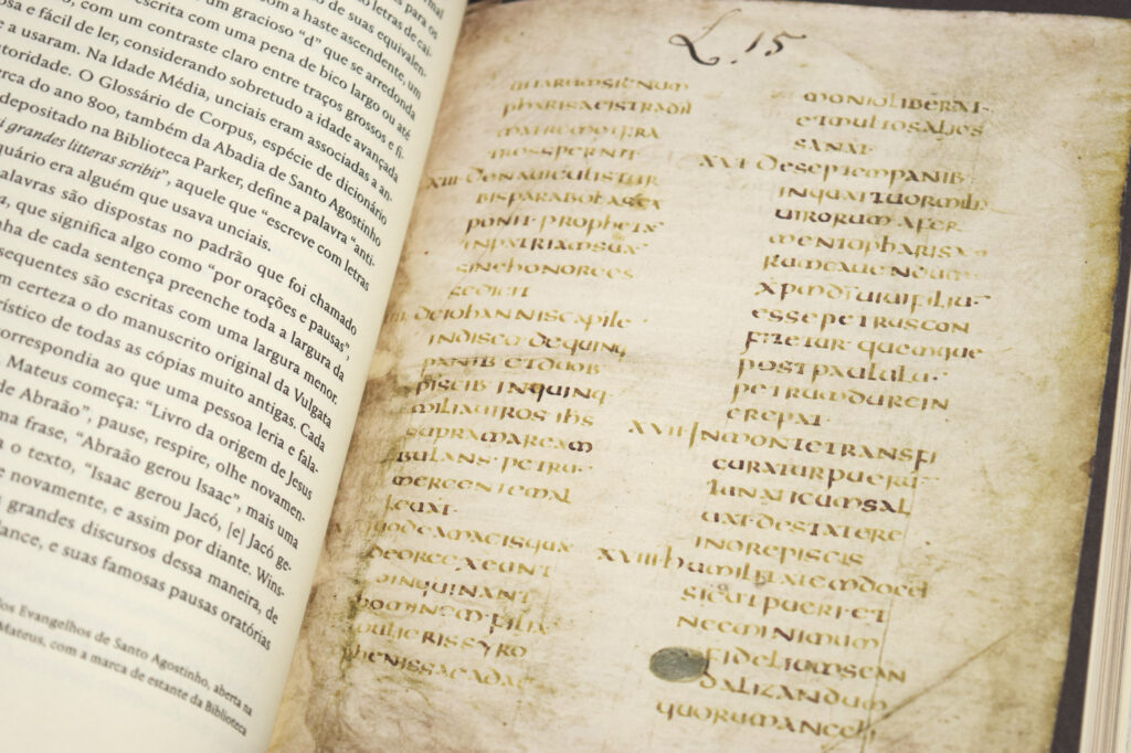 Página do livro mostrando reprodução de antigo manuscrito