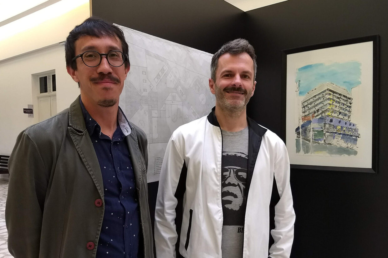 Autor Ivan Jerônimo e Sandro Clemes em frente à obra do autor na exposição no Museu da Escola Catarinense