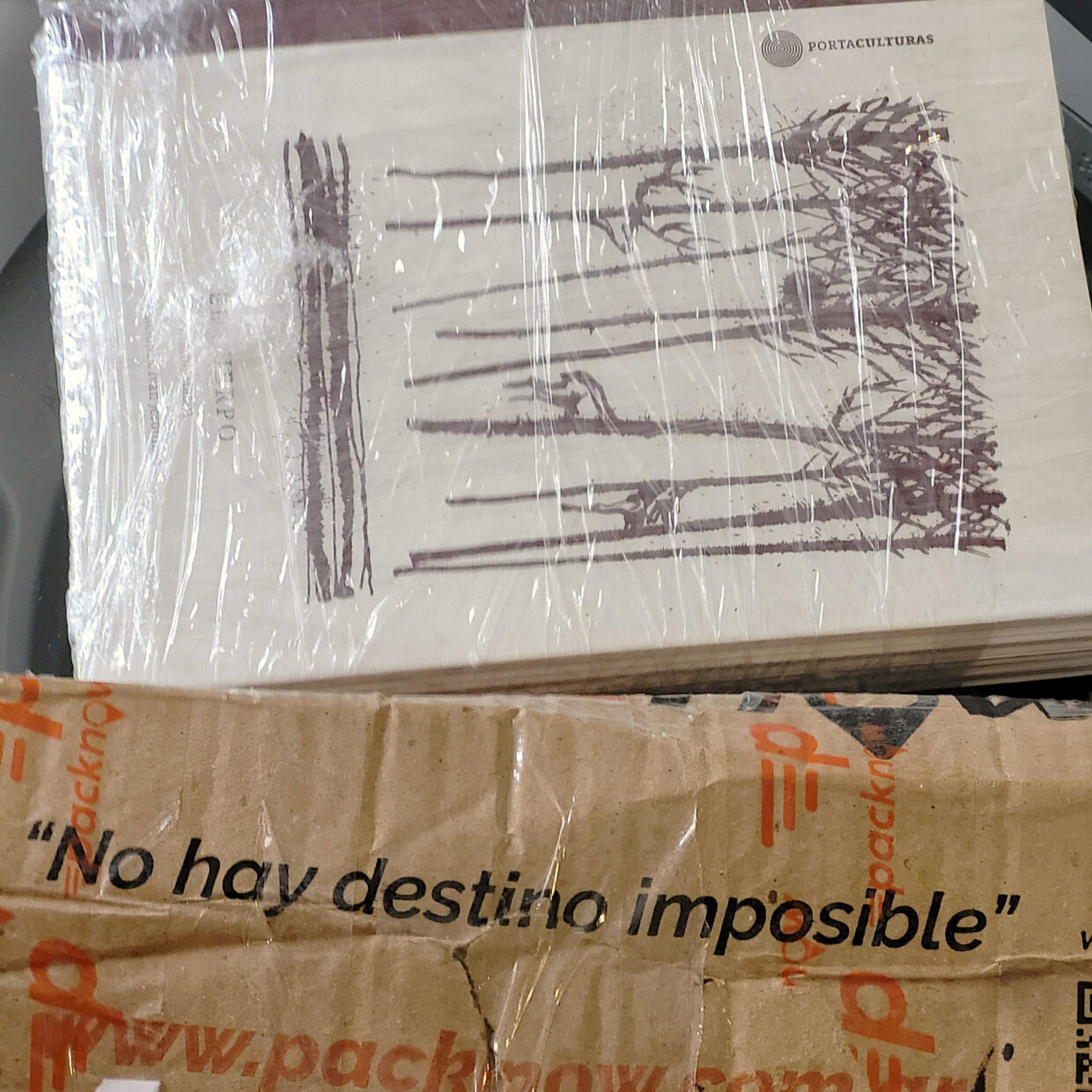 pacote aberto onde se lê "No hay destino imposible”