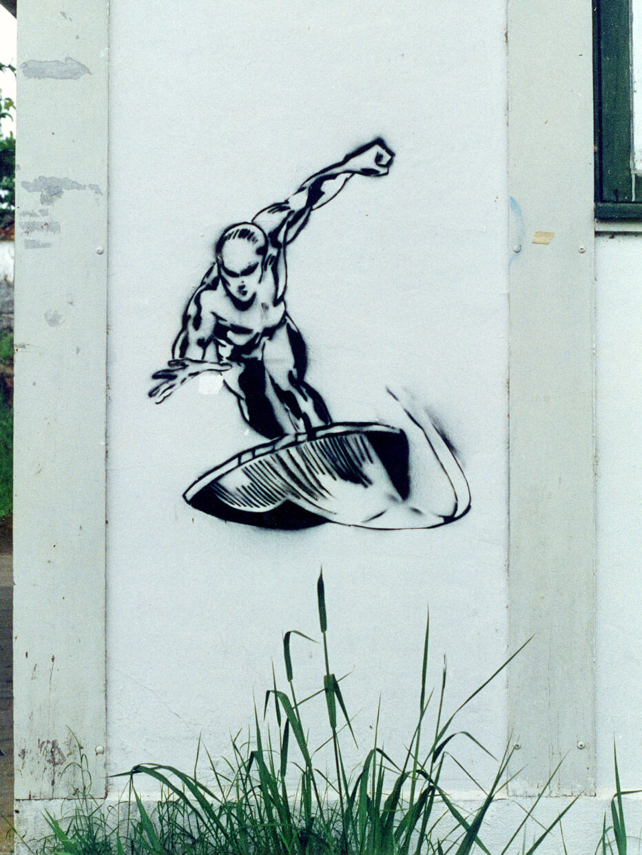 Parede com grafite do personagem Surfista Prateado