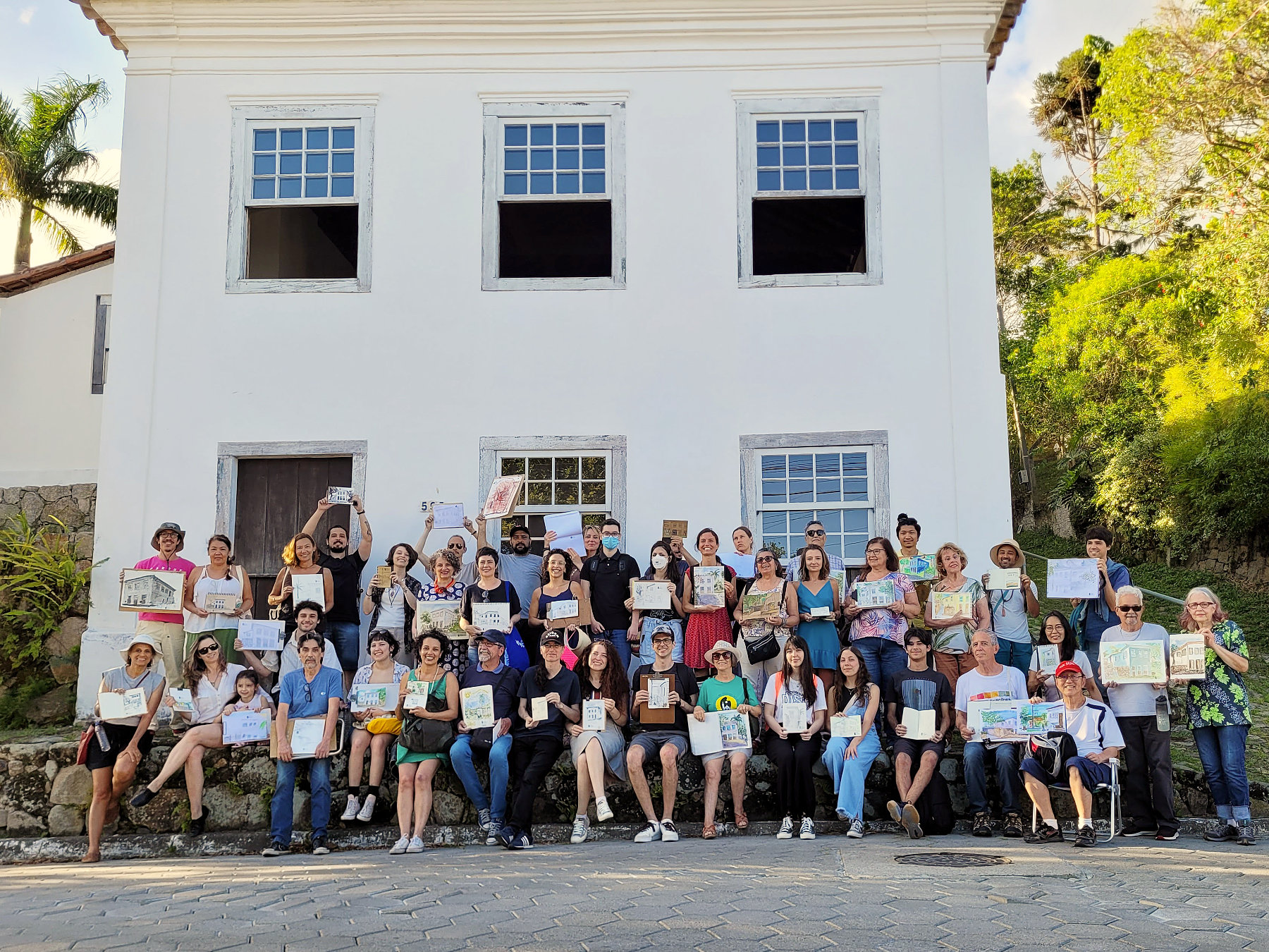 Foto dos participantes do encontro do Urban Sketchers Florianópolis em frente ao casarão da Lagoa