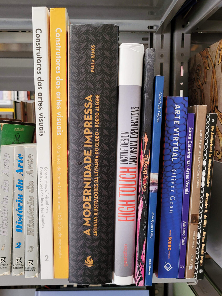 Livros de artes visuais na estante