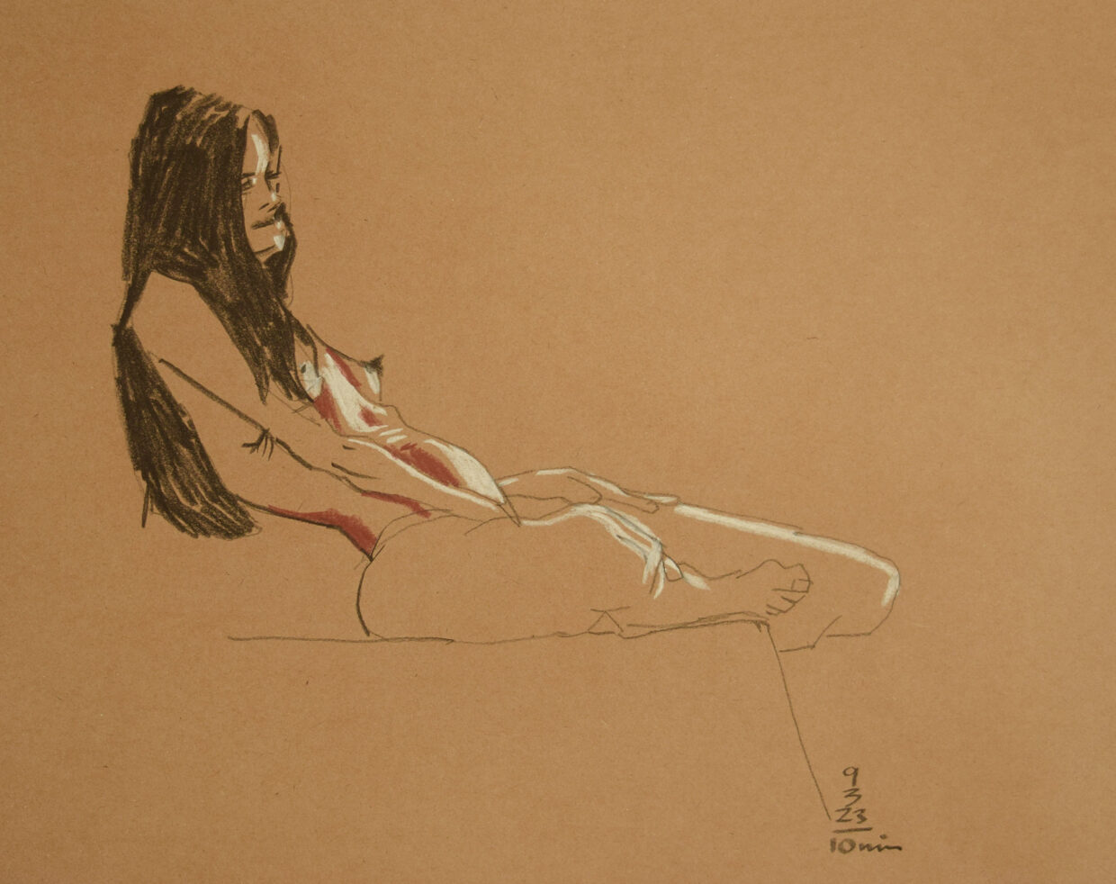 Desenho de uma moça sentada, com as costas apoiadas na parede.