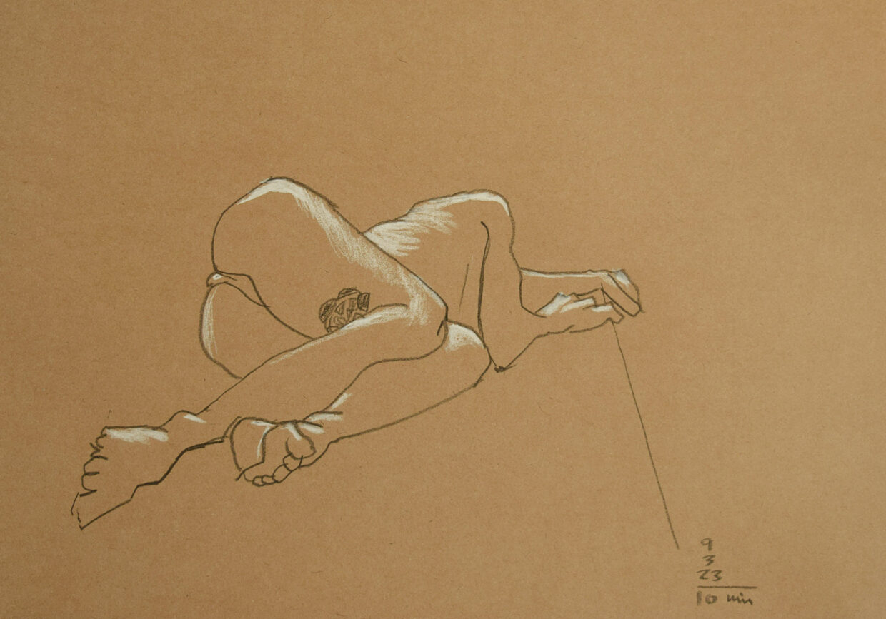 Desenho a grafite preto com luzes em branco de uma mulher deitada, vista de costas.