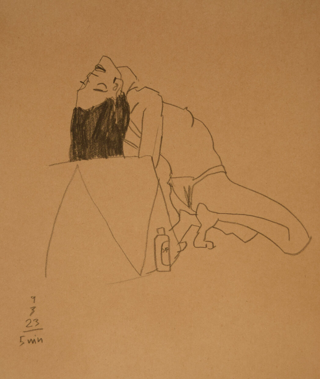 Desenho de uma mulher apoiada de costas, com o joelho no chão e a cabeça voltada para trás.