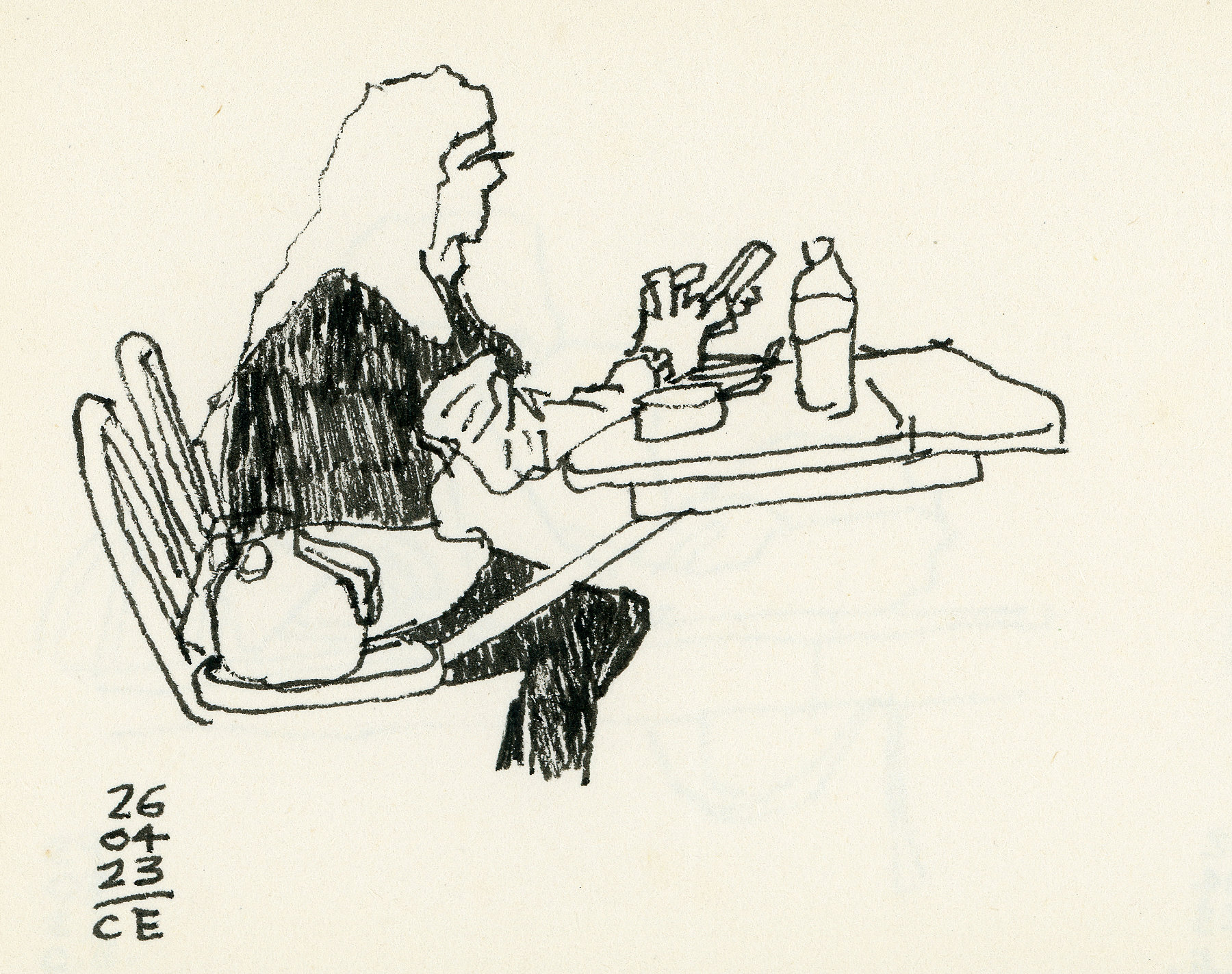 Desenho a traço de uma moça sentada na mesa da praça de alimentação, mexendo no celular