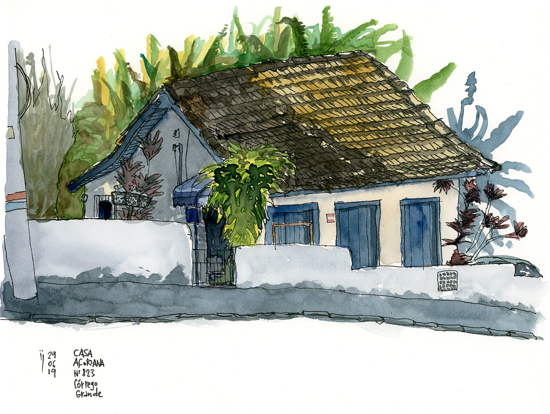 Desenho mostrando a fachada e a lateral de uma casa de arquitetura açoriana com uma mureta na frente.