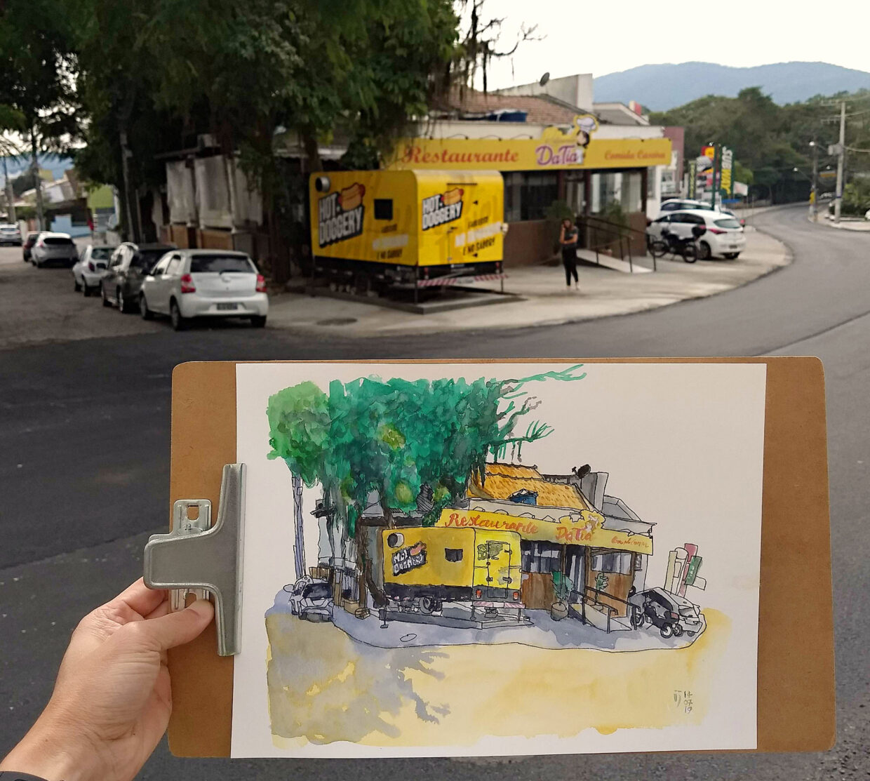 Foto do restaurante Da Tia e do trailer de cachorro quente com o desenho em primeiro plano.