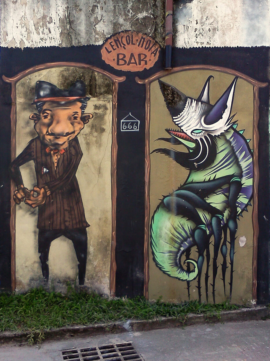 Muro com um grafite de Noia mostrando duas portas de um bar com um senhor à esquerda e uma criatura à direita