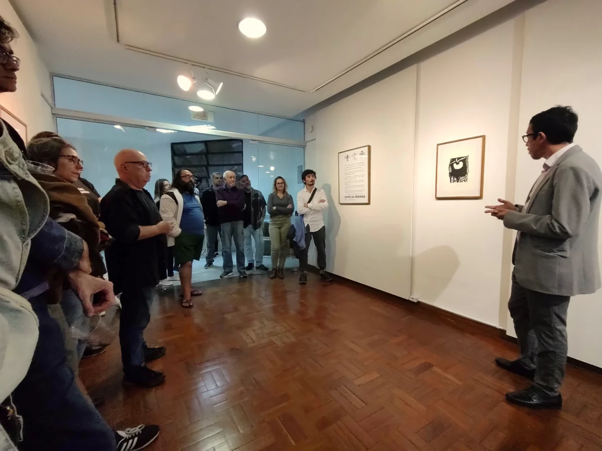 Ivan Jerônimo fala ao público na abertura da exposição “Entre as Páginas”