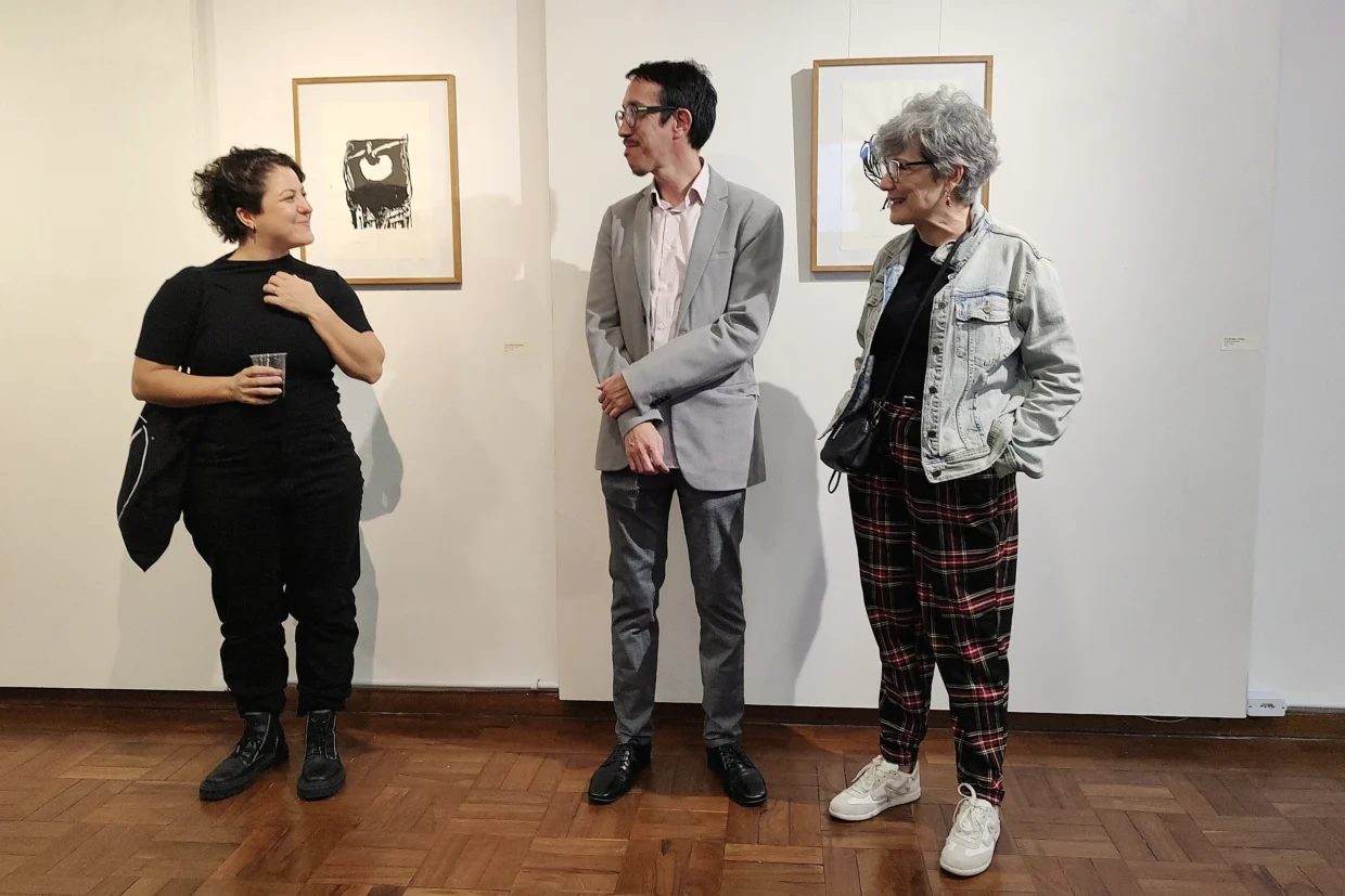 Kamilla Nunes, Ivan Jerônimo e Sandra Meyer na fala durante a abertura da exposição “Entre as Páginas”