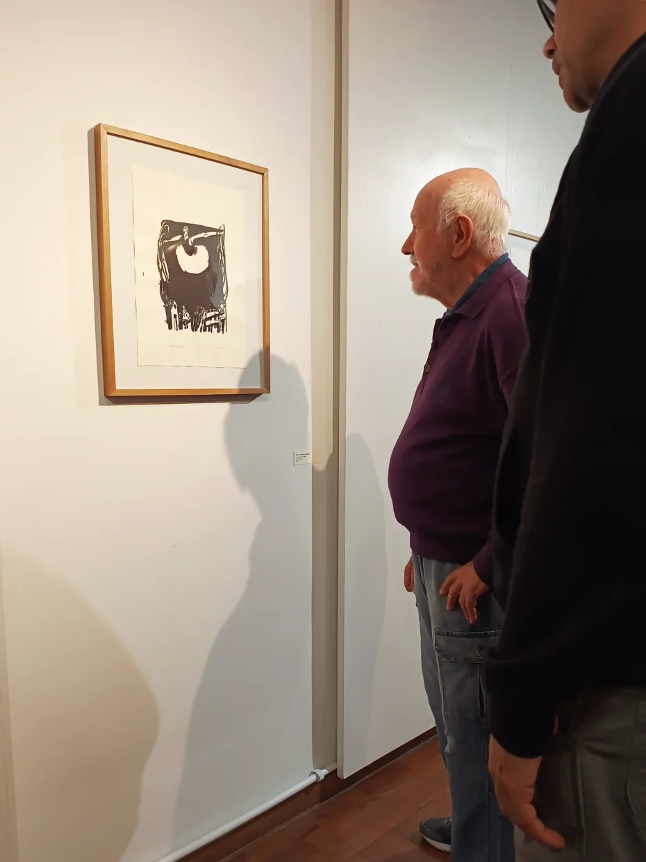 Antonio Carlos da Silva visita a exposição “Entre as Páginas”