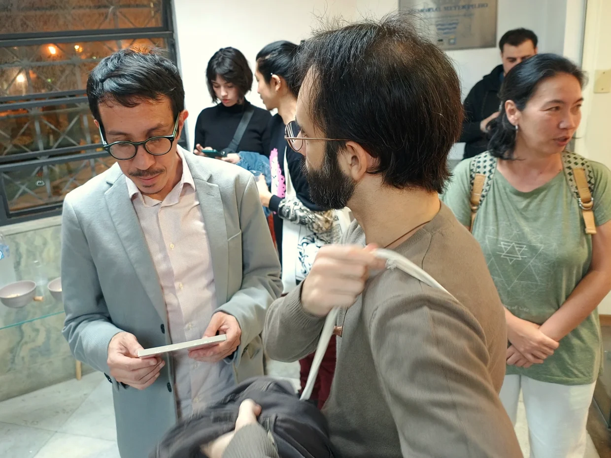 Artista Ivan Jerônimo conversa com visitantes na abertura da exposição “Entre as Páginas”