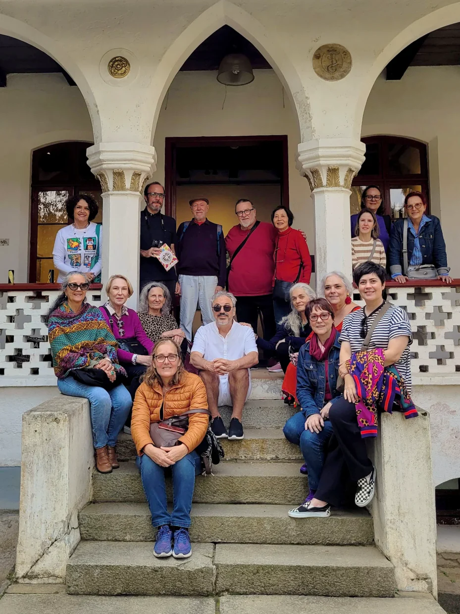 Visitantes do Rotas do Olhar espalhados pela escadaria do Museu de Arte de Joinville