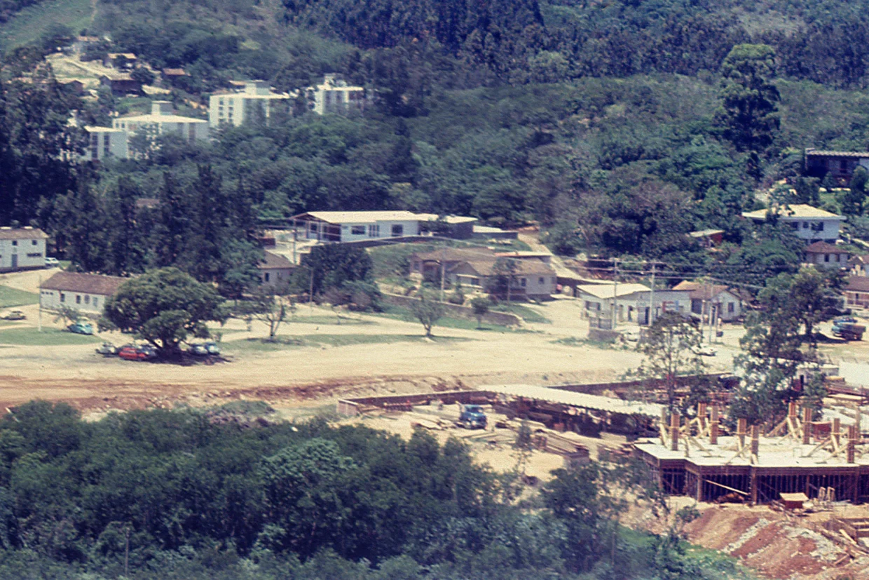 Foto antiga do encontro da avenida beira-mar com o Córrego Grande e o Pantanal. As ruas são de terra, com casas espaçadas. Só se vê um único conjunto de prédios ao fundo, o conjunto Elos