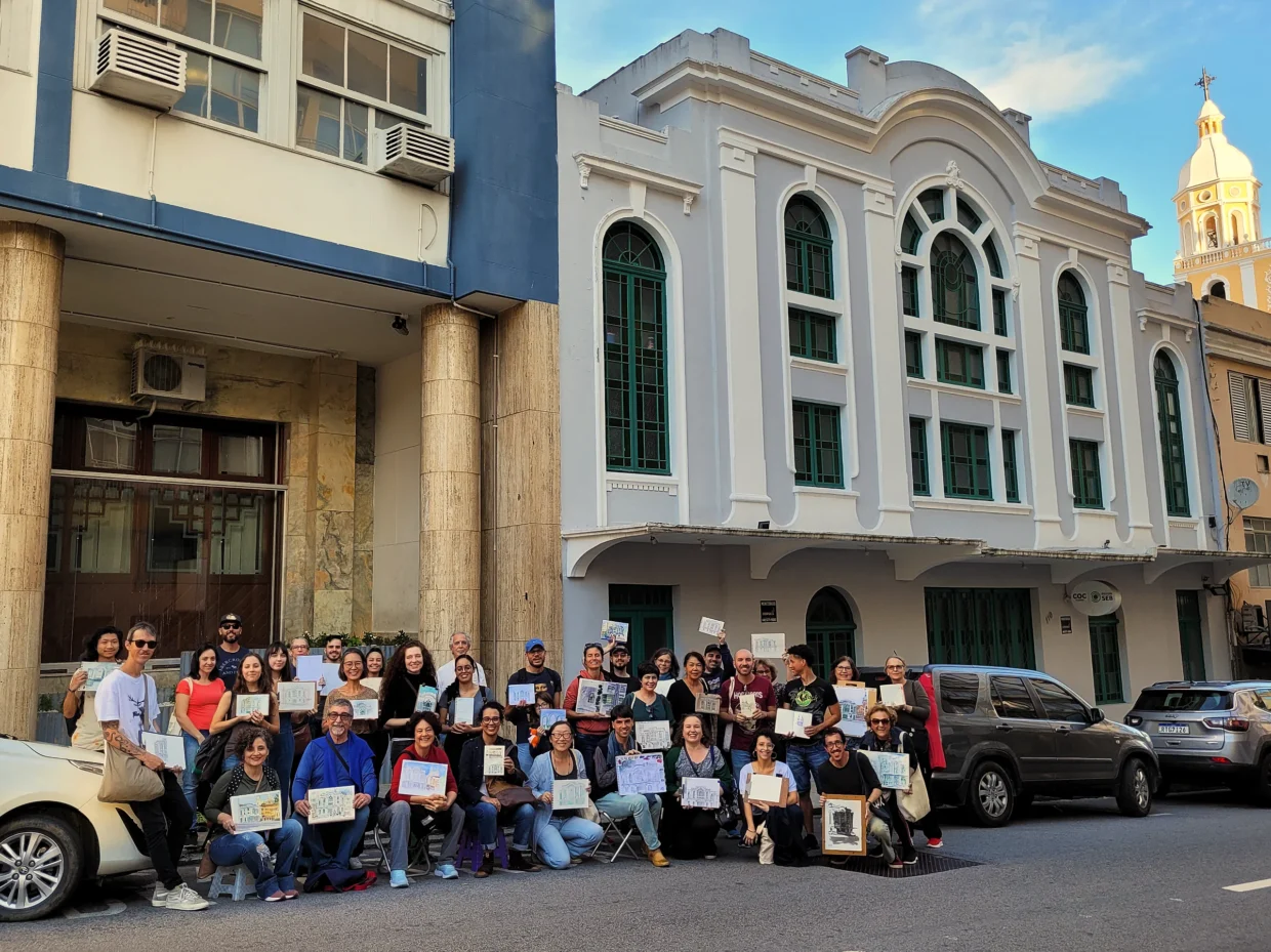 Foto dos participantes do Urban Sketchers Florianópolis em frente ao prédio do antigo Cine Ritz, hoje colégio COC