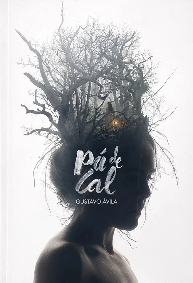 Capa de livro com uma montagem fotográfica de uma mulher a partir do busto, em que a cabeça e os cabelos se transformam em árvores secas, por onde anda uma mulher com uma lanterna. Sobre a montagem o título “Pá de Cal” e o nome do autor, Gustavo Ávila.