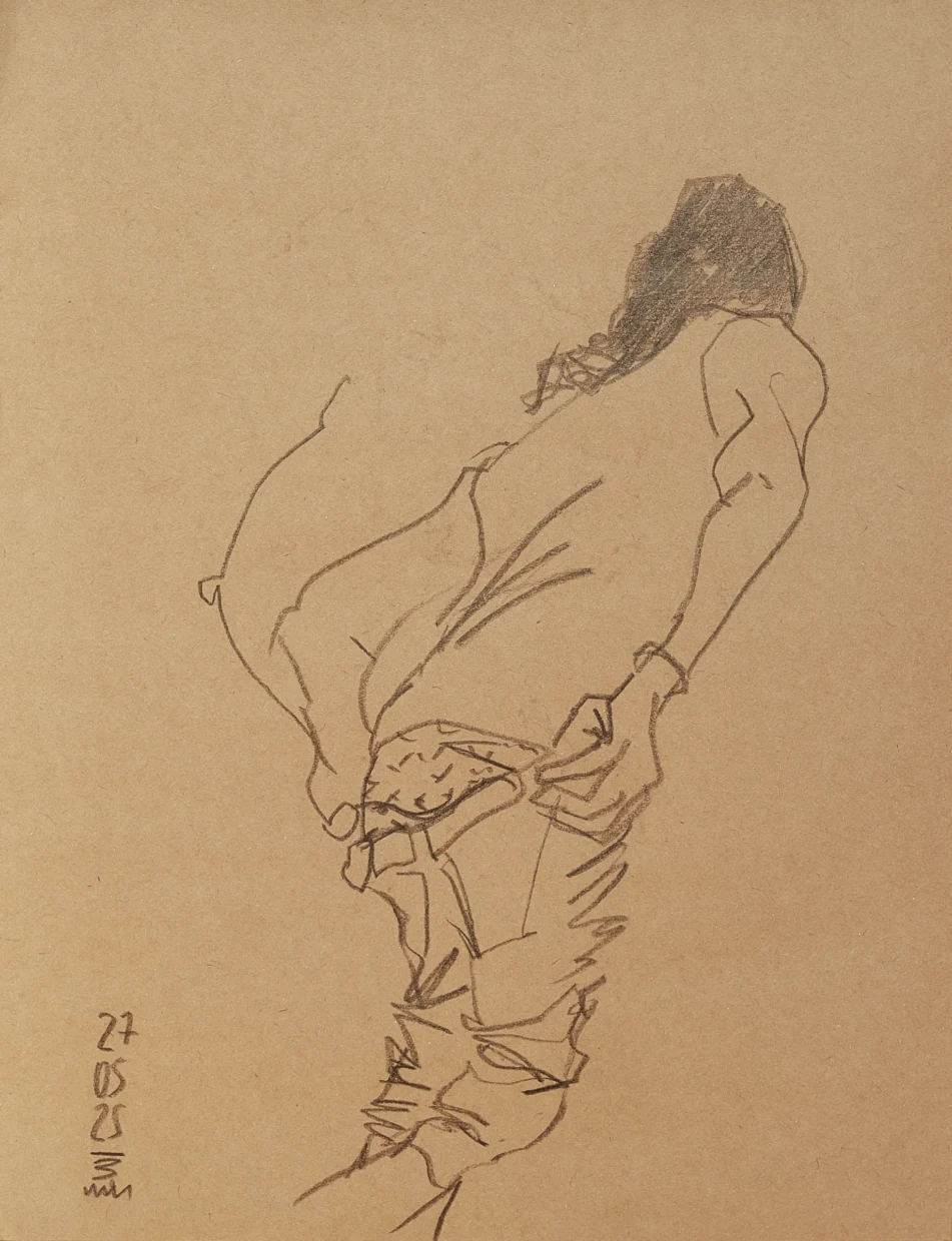 Desenho em grafite sobre papel kraft mostrando um jovem de costas, em pé, de calça e camiseta regata justa, segurando a calça com as duas mãos, que está meio caída, deixando ver parte da cueca