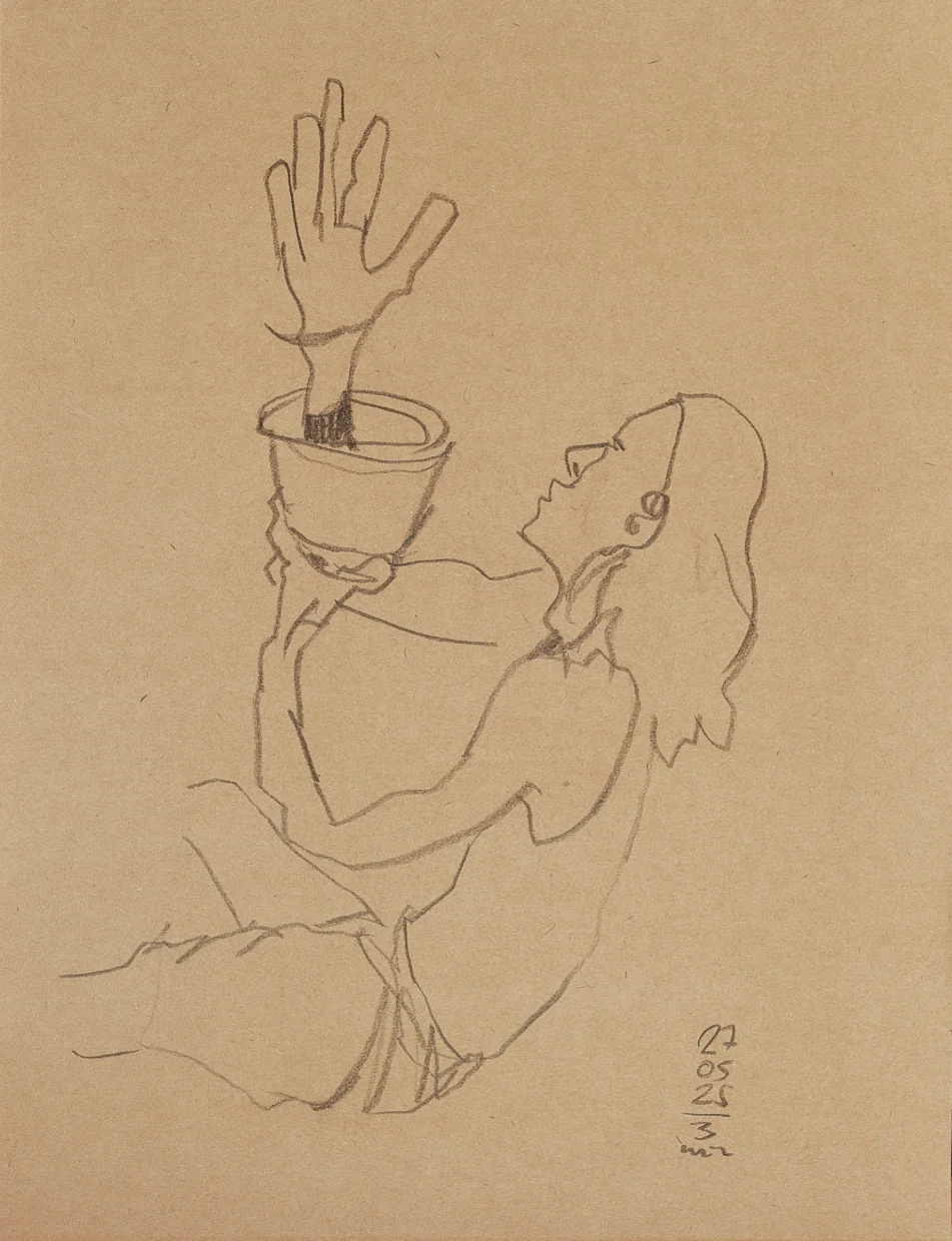 Desenho em grafite sobre papel kraft mostrando um jovem sentado, de cabelos compridos, calça e camiseta regata justa, segurando o refletor cônico de luminária com uma mão e passando outro o braço pelo interior do cone.