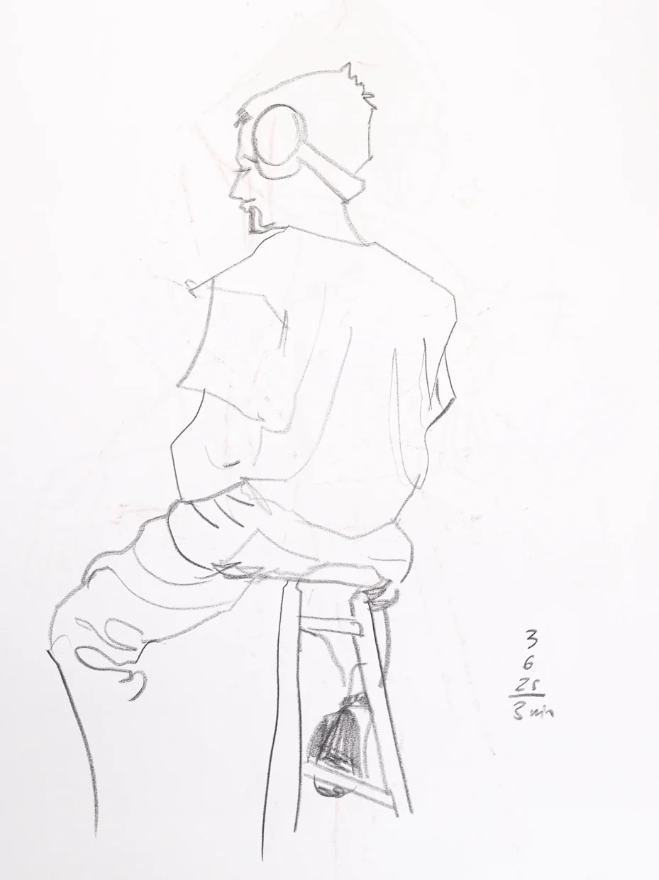 Desenho a grafite de um homem de calça e camiseta larga, com fone de ouvido, sentado em um banco. Seu pé direito está apoiado na barra do banco.