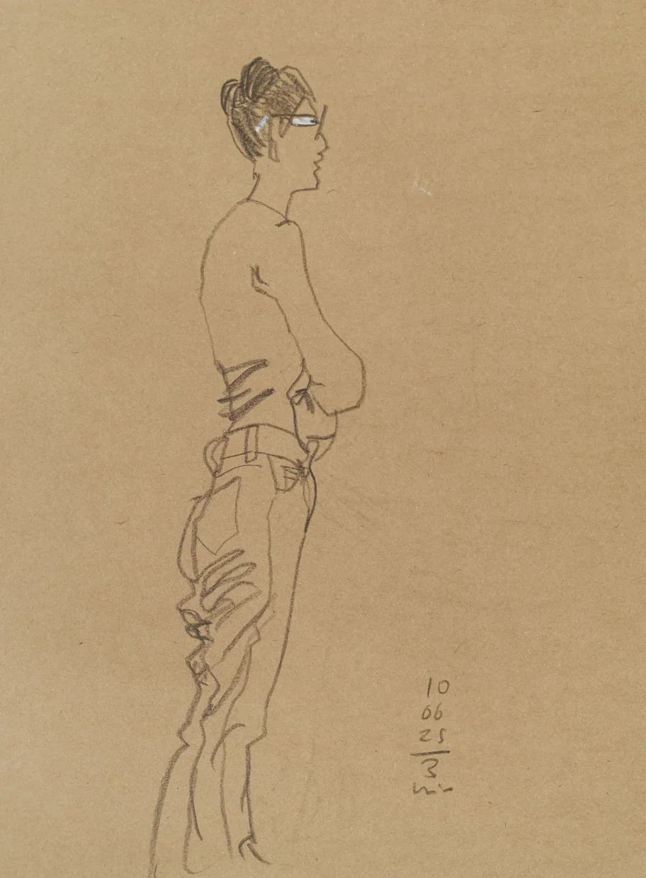 Desenho a grafite de uma moça em pé, de perfil, de calça jeans e blusa justa. Usa óculos e tem os cabelos presos. Nota no canto da folha: “10/06/25 - 3 min”