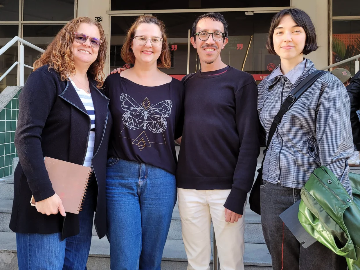 Foto dos 4 organizadores do Urban Sketchers Florianópolis (O autor e três outras voluntárias) em frente a uma escadaria